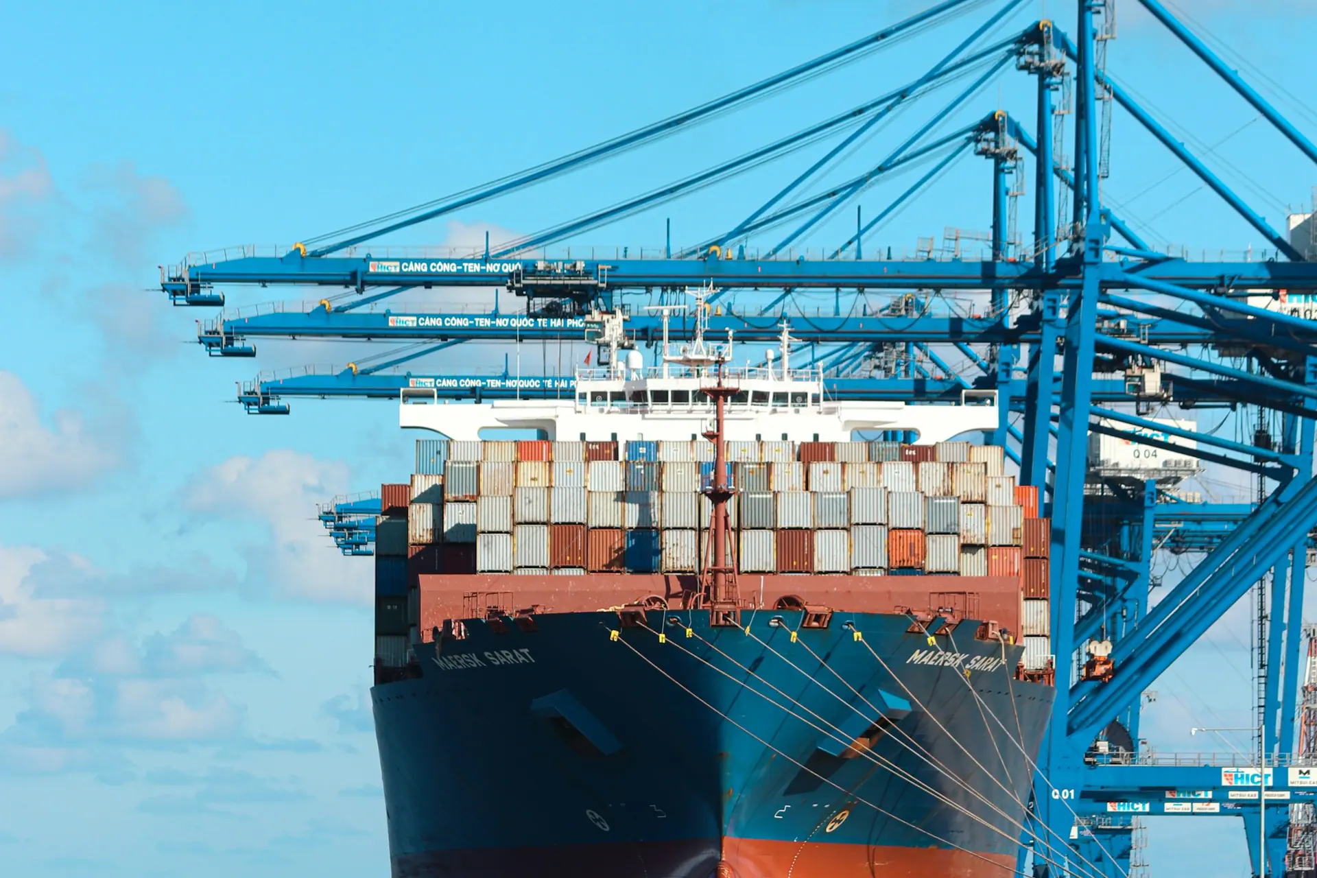 Container vessel alongside the gantry cranes of a deep-water terminal